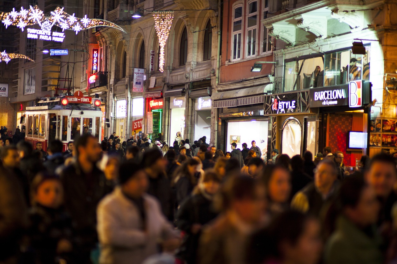 Beyoğlu Karaköy'de Turistleri Kandırmaya Çalışan Ayakkabı Boyacısı