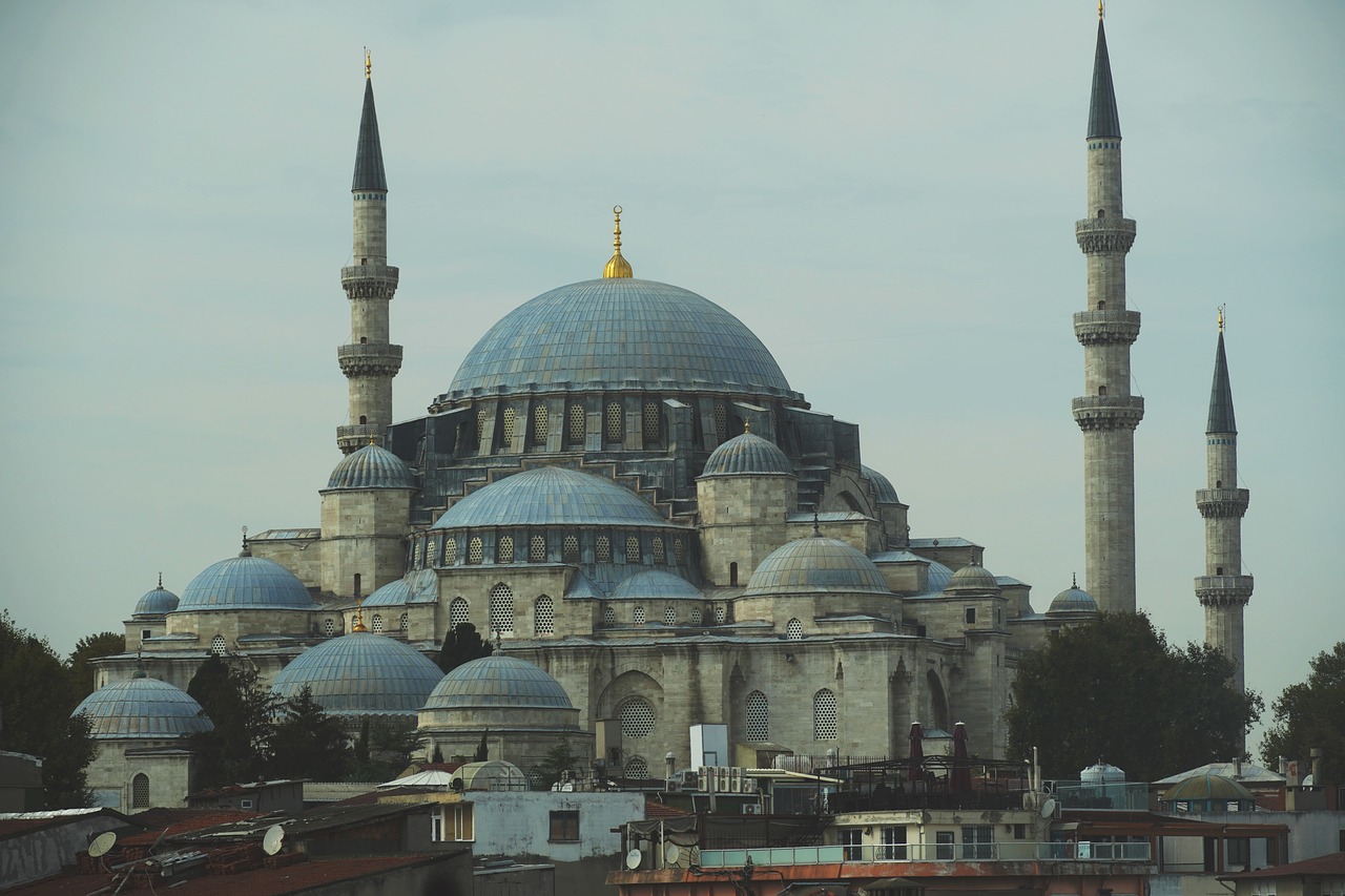 İstanbul Karaköy'de Aldatılan Kadın, Sevgilisine Saldırdı!