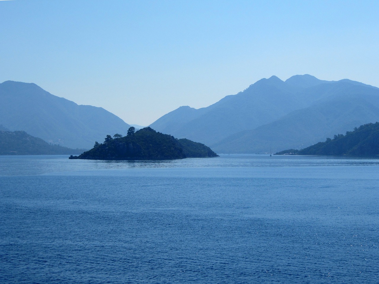 Marmaris'te Düzensiz Göçmenler ve Göçmen Kaçakçısı Yakalandı