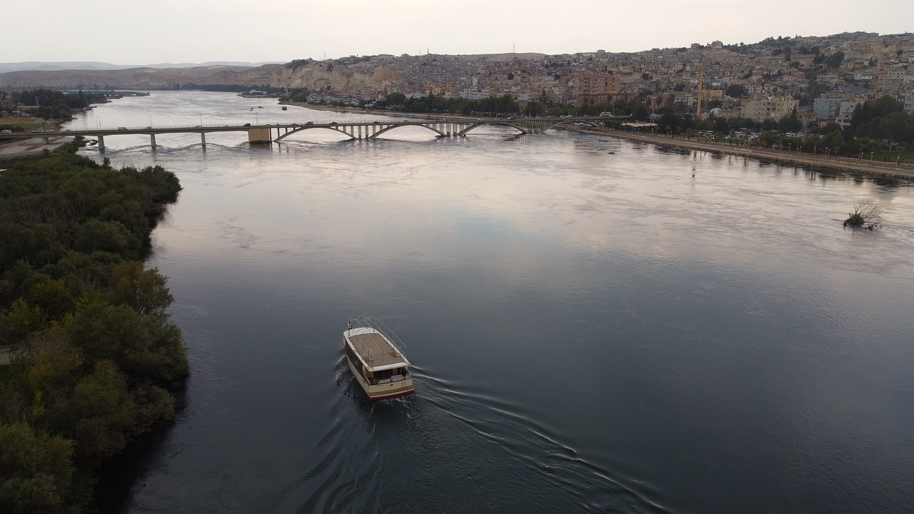 Şanlıurfa'da Fırtına ve Yağmur Hayatı Felç Etti