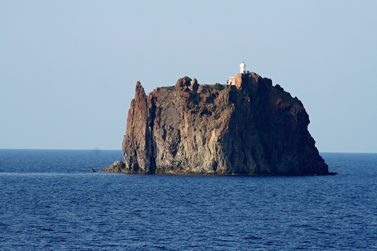 Stromboli Yanardağı'nda Devam Eden Volkanik Faaliyetler