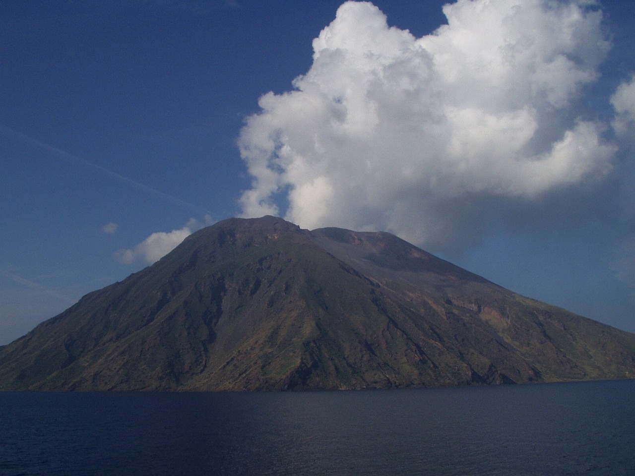 Stromboli Yanardağı'nda Devam Eden Volkanik Faaliyetler