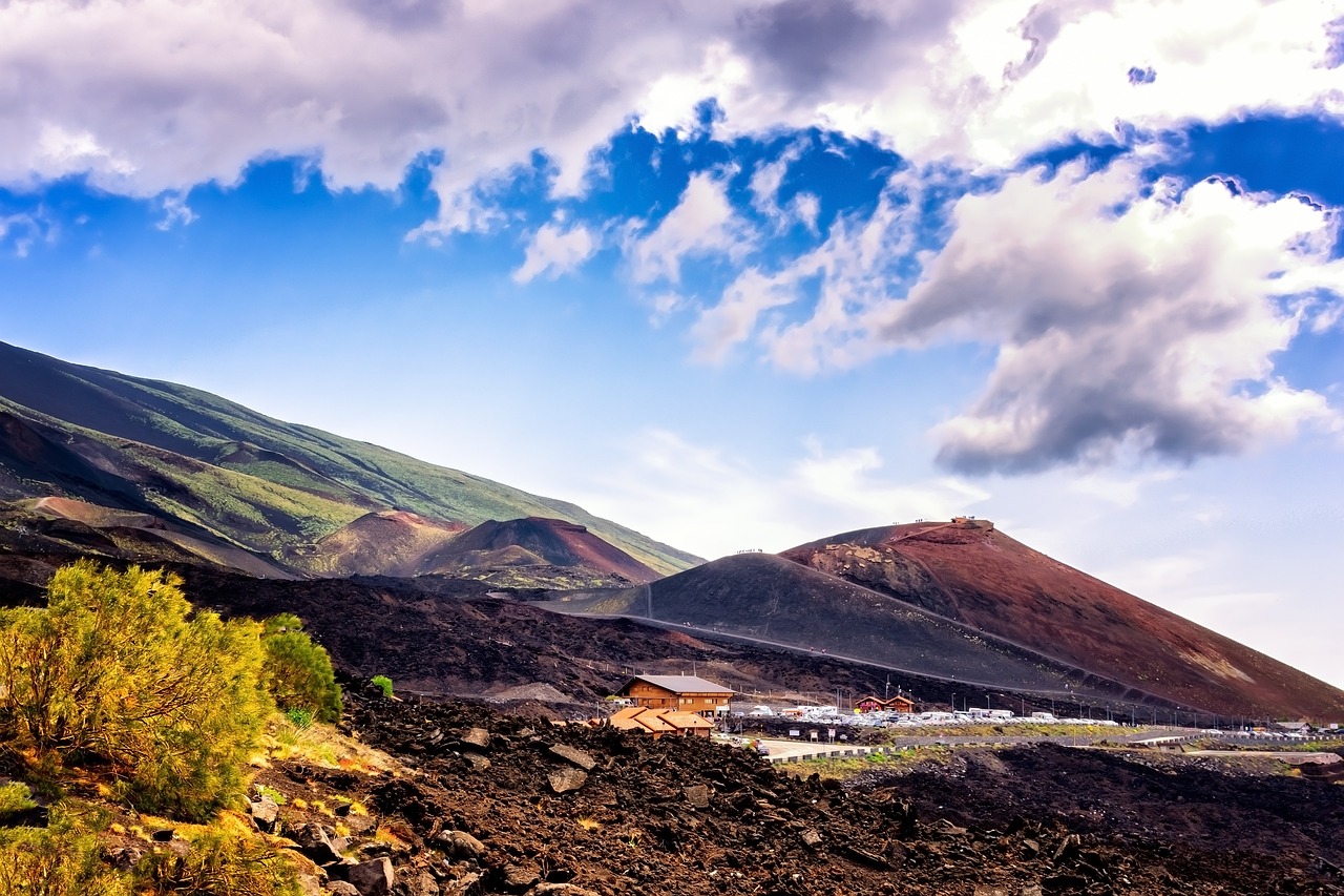 Volkanik Patlamalar Etna'da Devam Ediyor