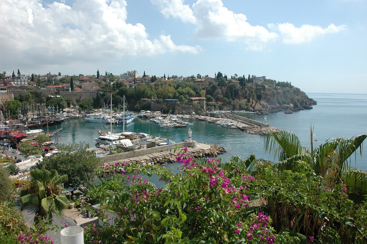 Antalya'da Sazlık Alanda Yangın Kontrol Altına Alındı