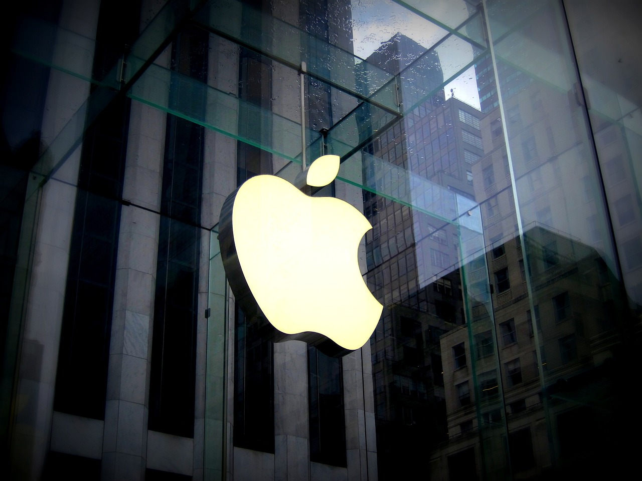 Historic Labor Agreement Reached at First Unionized Apple Store